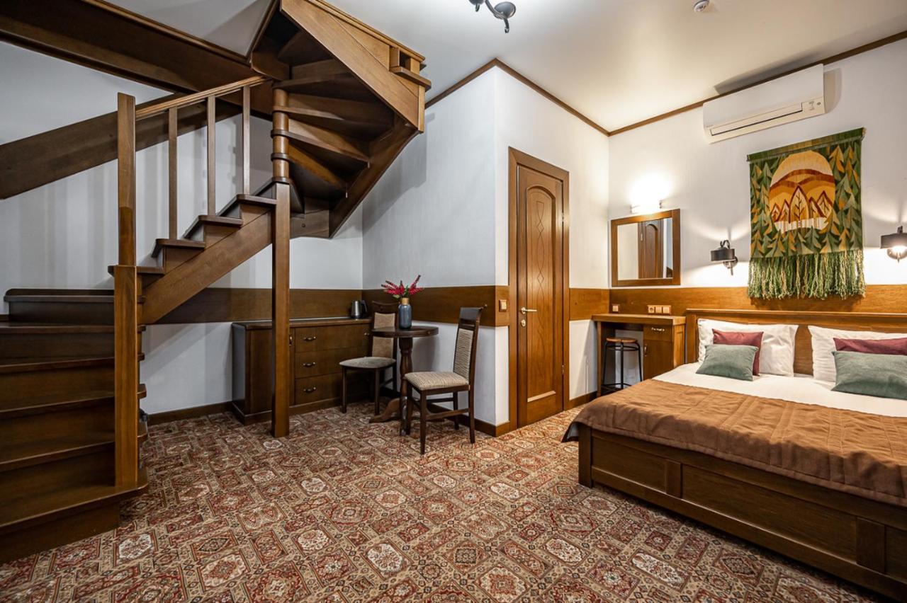 Tatariv Deluxe Hotel Buitenkant foto